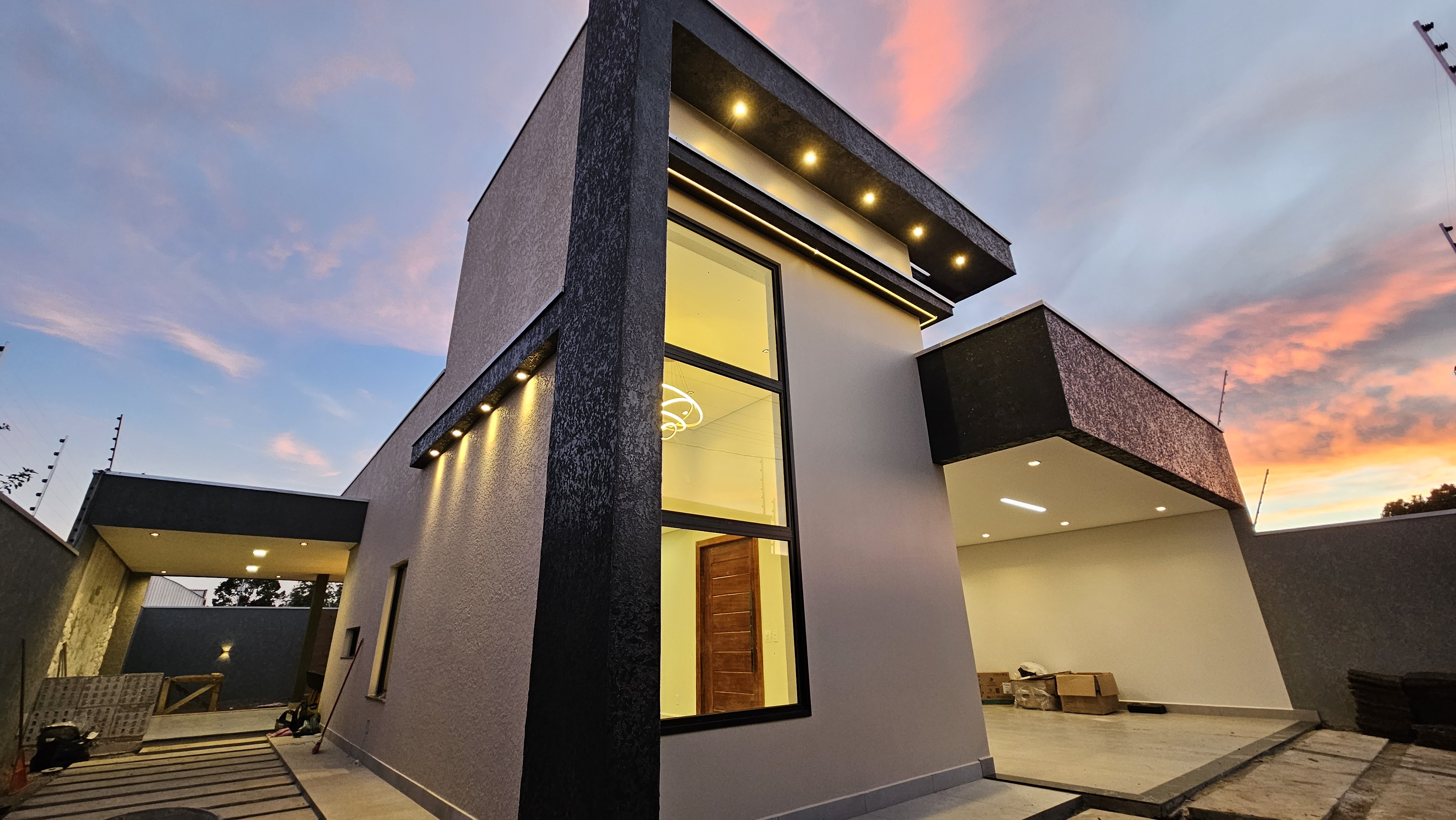 Residência de alto padrão executada pela Barbosa Engenharia, entardecer